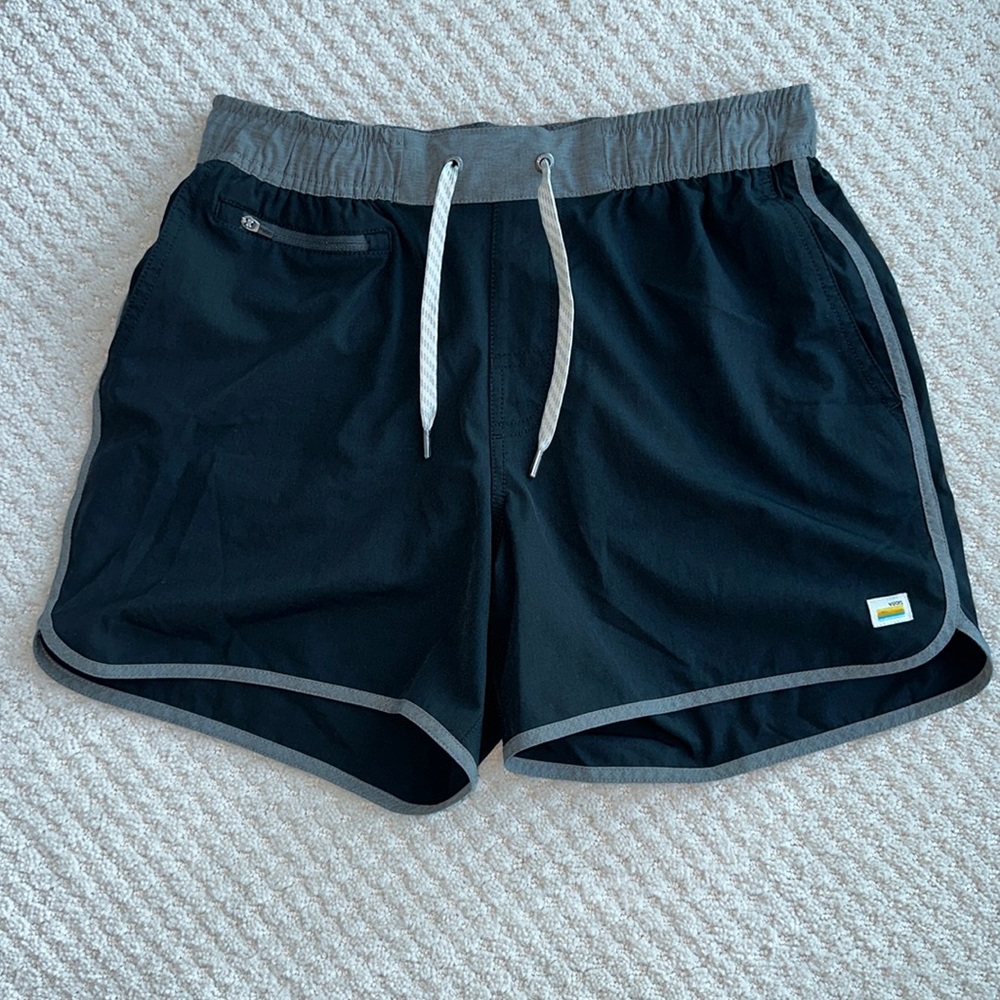 Vuori Swim Trunks Mens Small Gray Black Board Shorts